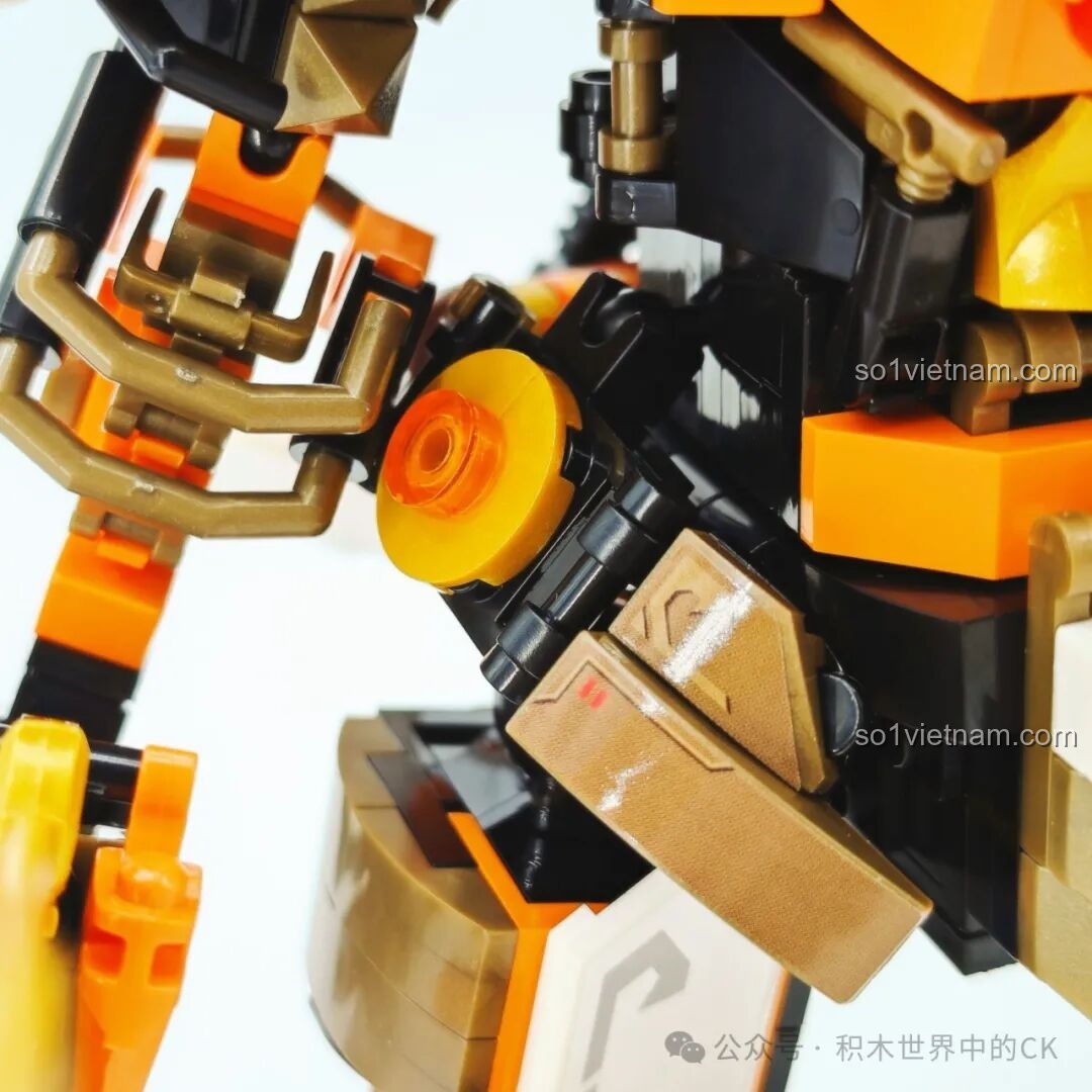 Chi tiết khu vực dưới thân của Người máy Hoàng Trung SEMBO 103396, thể hiện sự vững chãi.