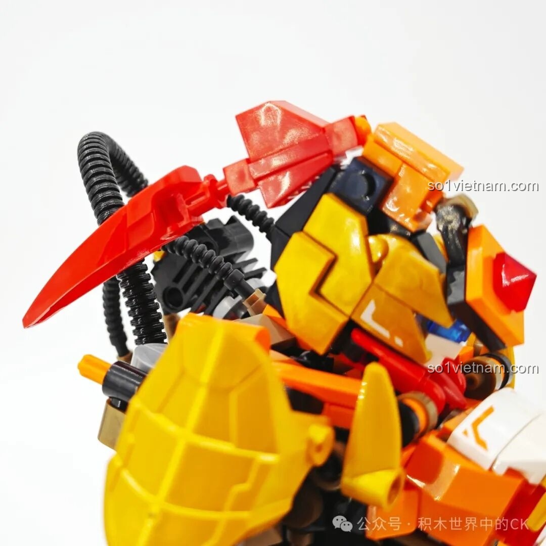 Cận cảnh khuôn mặt của Người máy Hoàng Trung SEMBO 103396, với các chi tiết mắt và giáp bảo vệ.