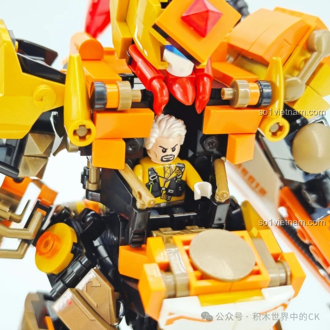 Chi tiết các ống dẫn và dây cáp ở lưng Người máy Hoàng Trung SEMBO 103396, tăng tính chân thực.