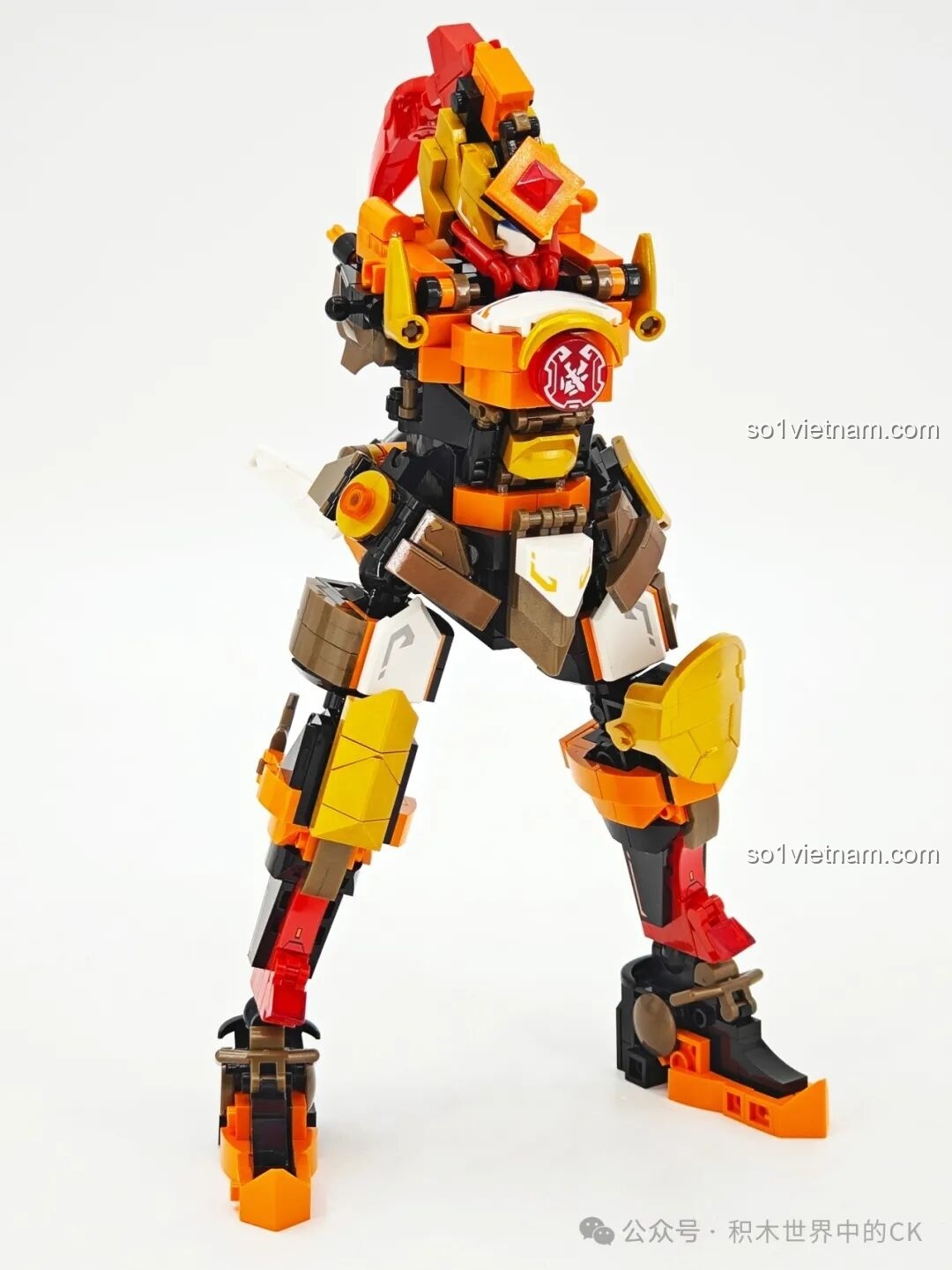 Phần chân và thân của Người máy Hoàng Trung SEMBO 103396 đang được lắp ráp, tạo nên sự cân đối cho mô hình.