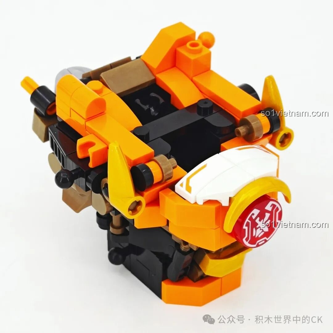 Quá trình lắp ráp phần thân của Người máy Hoàng Trung SEMBO 103396, thể hiện cấu trúc chắc chắn và chi tiết.