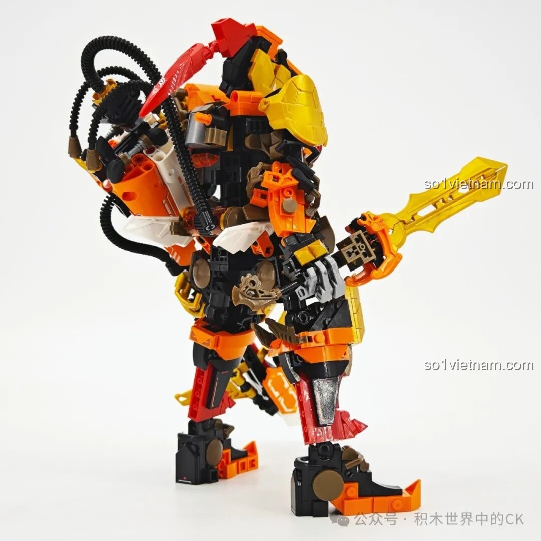 Góc nhìn bên hông của Người máy Hoàng Trung SEMBO 103396, phô diễn các chi tiết giáp và vũ khí.