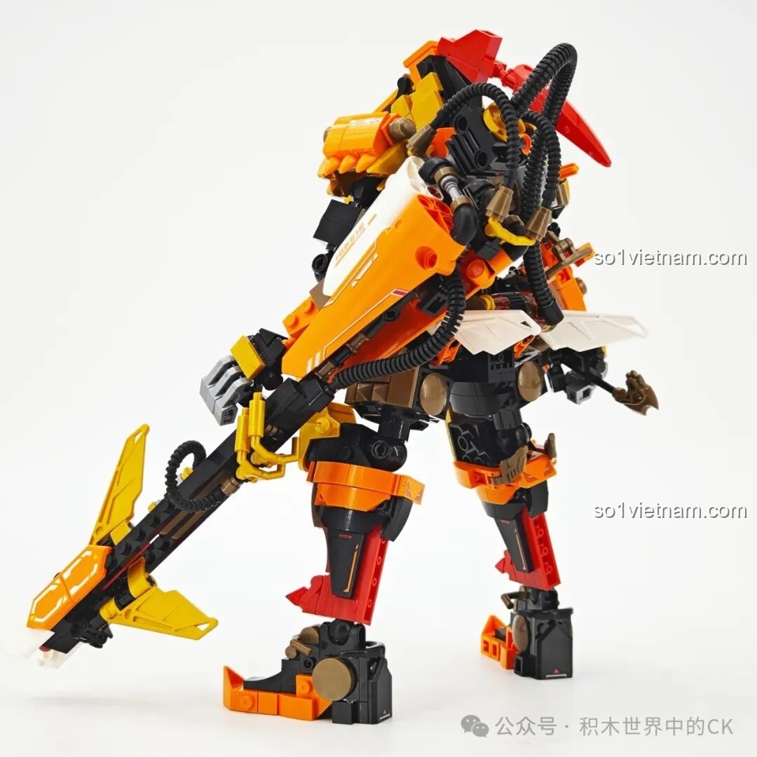 Góc nhìn nghiêng của Người máy Hoàng Trung SEMBO 103396, làm nổi bật các lớp giáp và vũ khí.