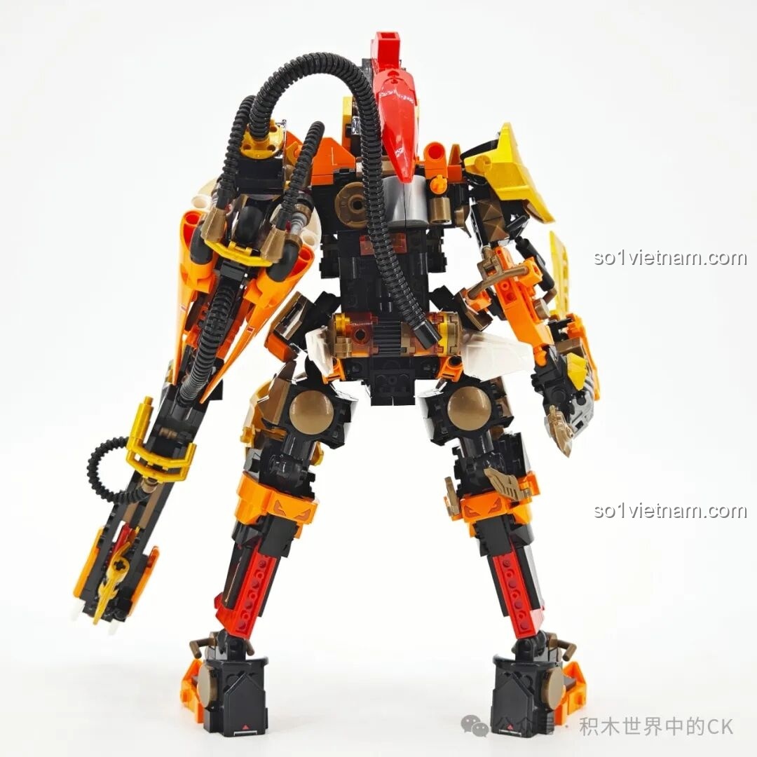 Góc nhìn từ phía sau của Người máy Hoàng Trung SEMBO 103396, cho thấy các chi tiết ống dẫn và giáp lưng.