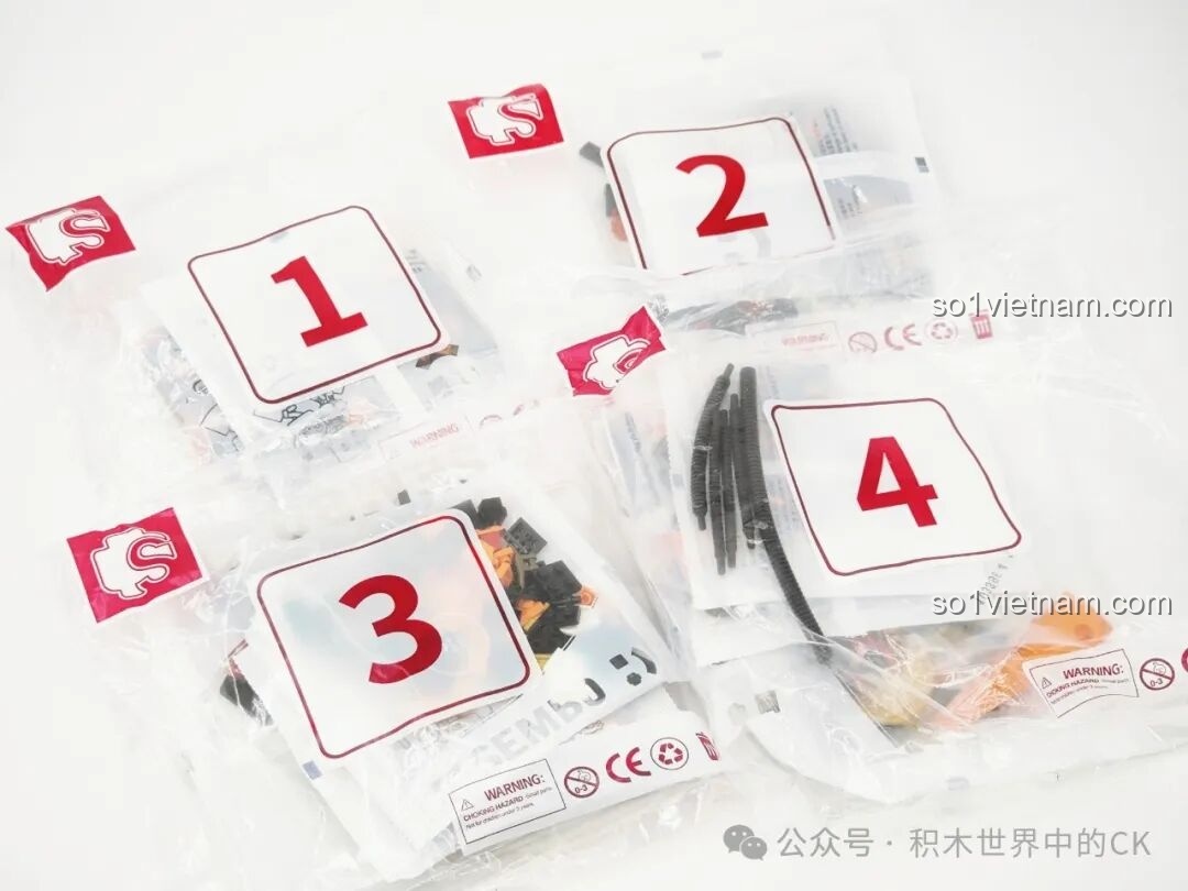 Các túi mảnh ghép được đánh số rõ ràng của bộ lắp ghép Người máy Hoàng Trung SEMBO 103396, giúp quá trình lắp ráp dễ dàng.