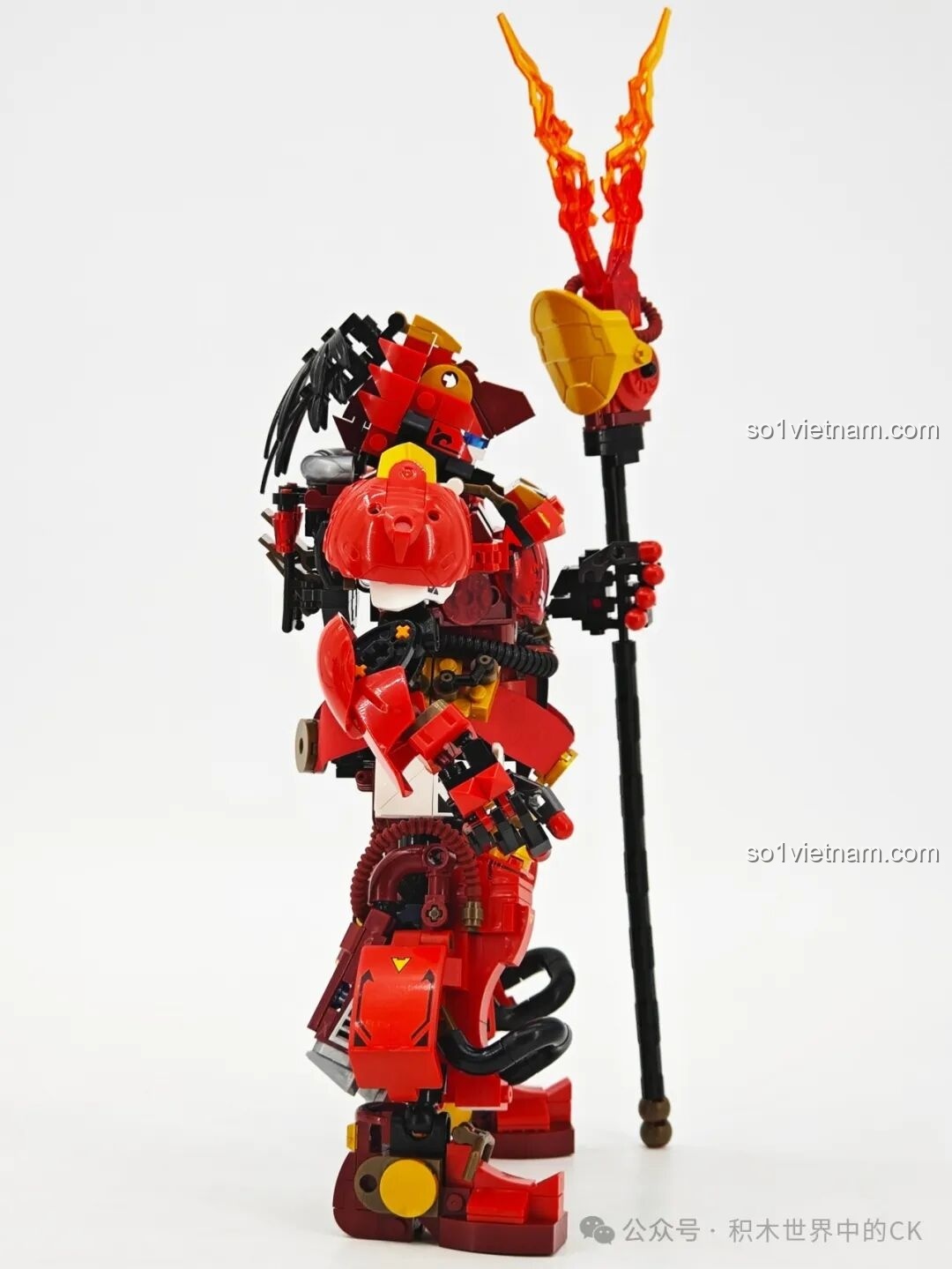 Cận cảnh cánh tay của Người máy Trương Phi SEMBO 103397, với các chi tiết giáp và khớp nối.