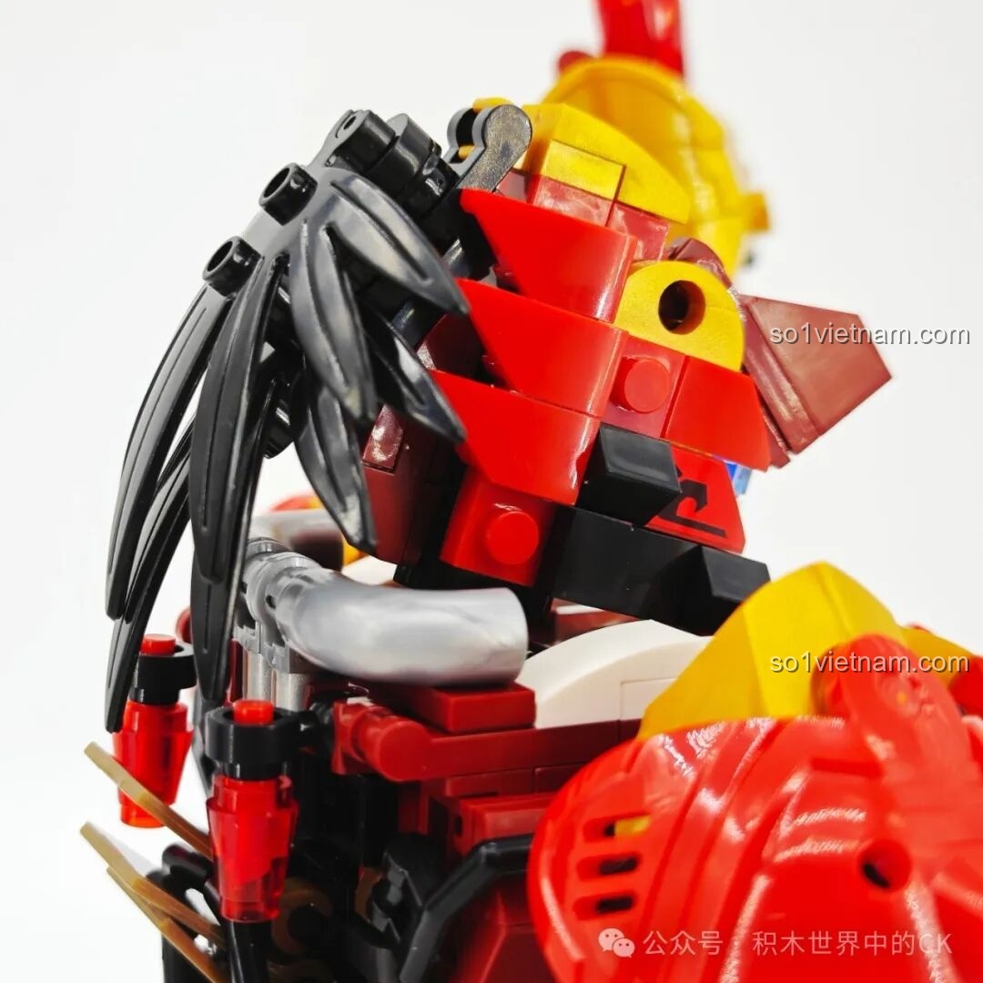 Cận cảnh phần chân của Người máy Trương Phi SEMBO 103397, với các chi tiết giáp và khớp nối.