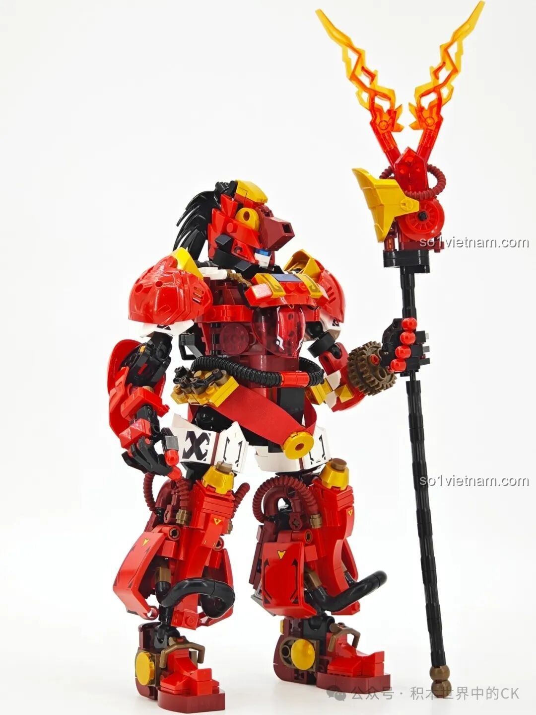 Cận cảnh phần đầu của Người máy Trương Phi SEMBO 103397, với các chi tiết giáp và mắt robot.