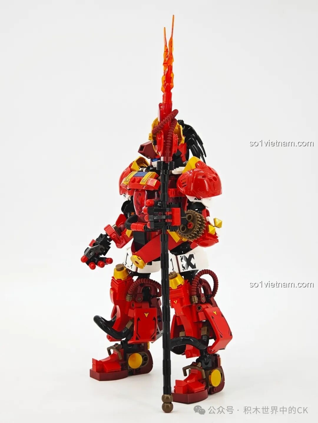 Chi tiết các ống dẫn và dây cáp ở lưng Người máy Trương Phi SEMBO 103397, tăng tính chân thực.