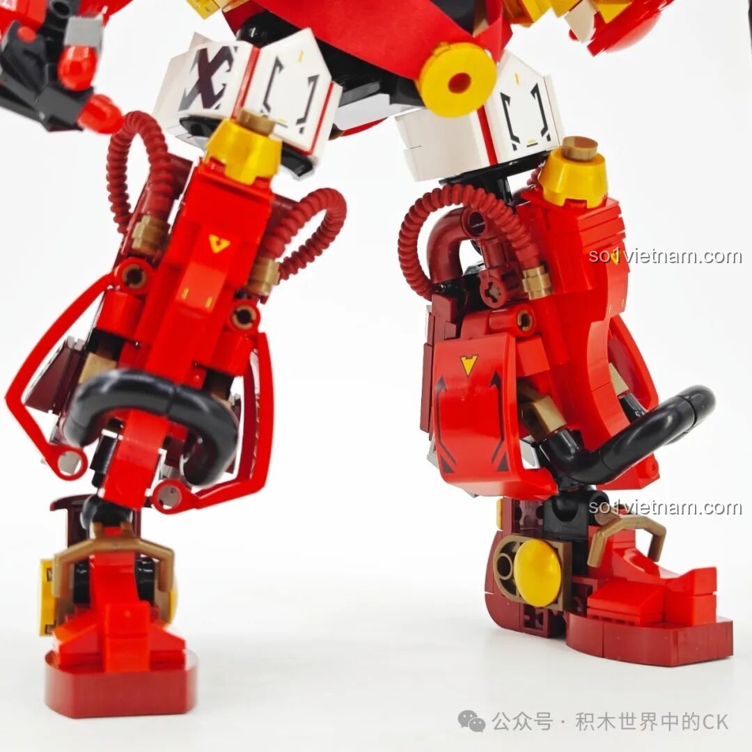 Cận cảnh vũ khí Trượng Bát Xà Mâu của Người máy Trương Phi SEMBO 103397 từ bên hông.