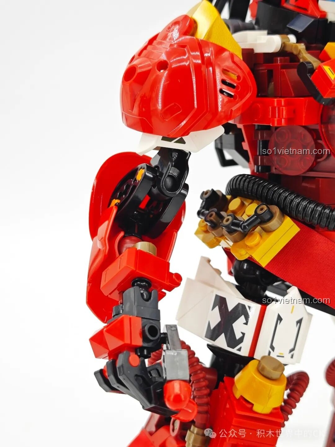 Cận cảnh vũ khí Trượng Bát Xà Mâu của Người máy Trương Phi SEMBO 103397 khi giơ cao.