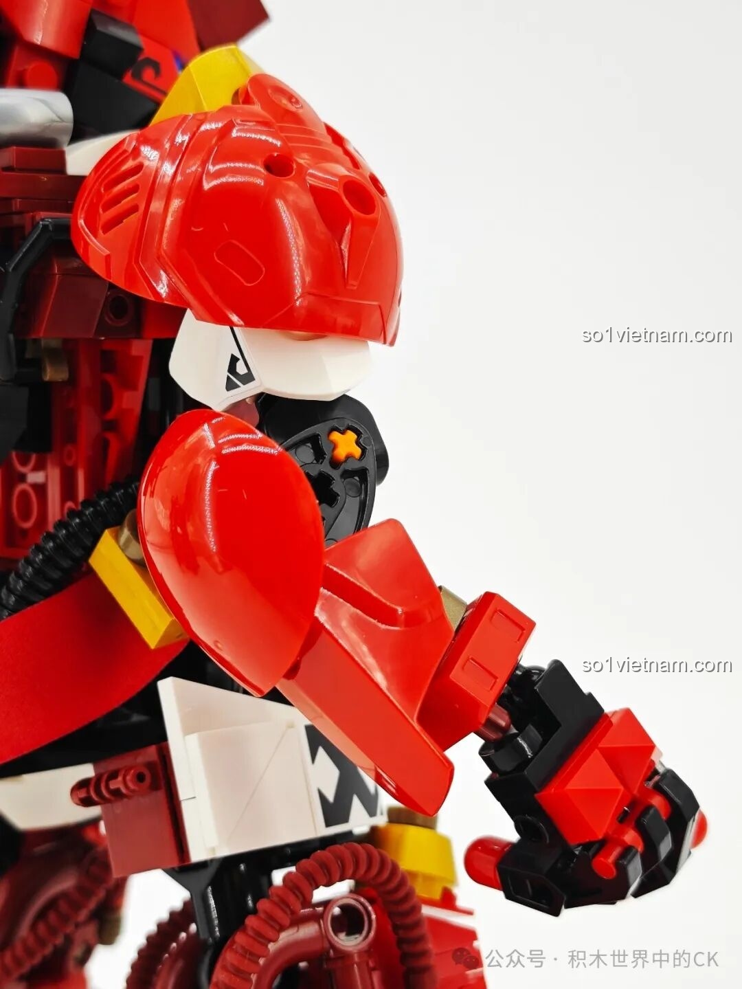 Cận cảnh vũ khí Trượng Bát Xà Mâu của Người máy Trương Phi SEMBO 103397 từ góc nghiêng.