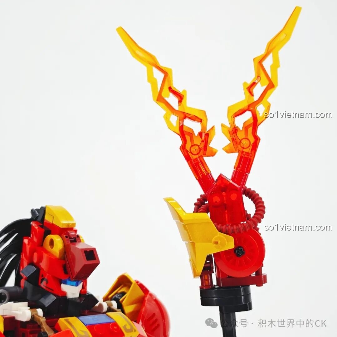 Cận cảnh vũ khí Trượng Bát Xà Mâu của Người máy Trương Phi SEMBO 103397 từ góc nghiêng khác.