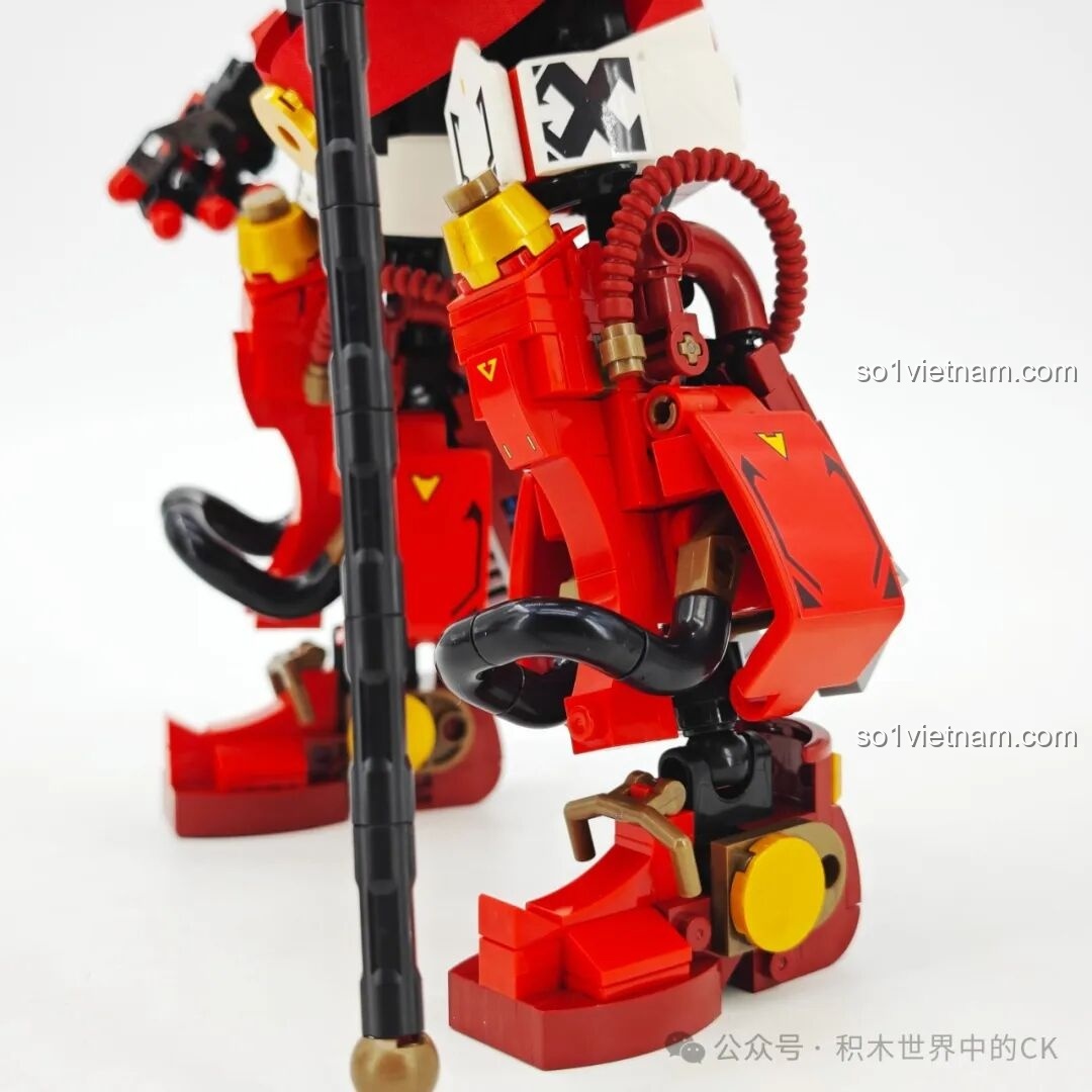 Cận cảnh vũ khí Trượng Bát Xà Mâu của Người máy Trương Phi SEMBO 103397 từ phía sau.