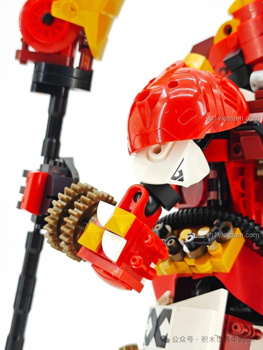 Cận cảnh vũ khí Trượng Bát Xà Mâu của Người máy Trương Phi SEMBO 103397 khi đặt thấp.