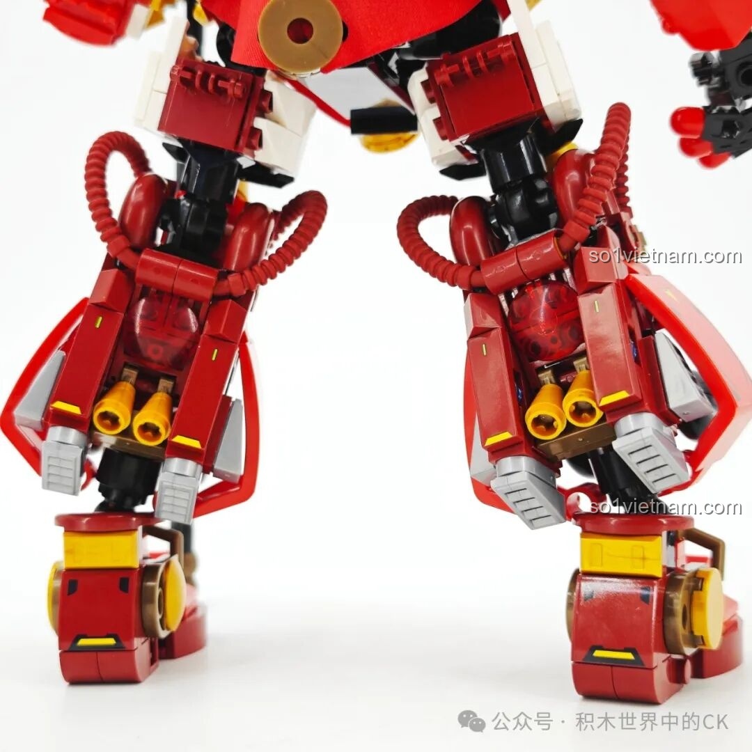 Cận cảnh vũ khí Trượng Bát Xà Mâu của Người máy Trương Phi SEMBO 103397 từ phía trước.