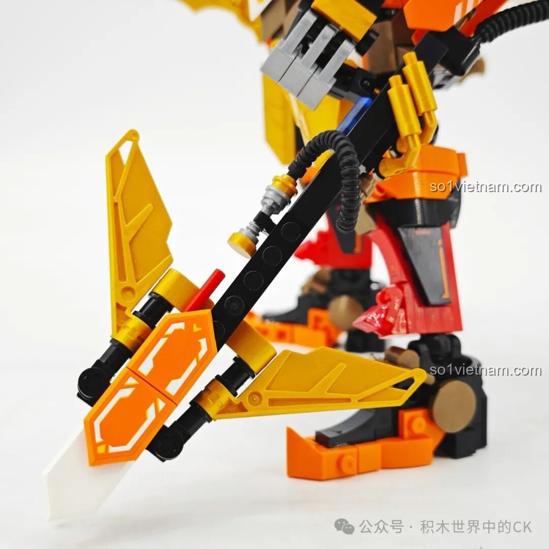 Quá trình lắp ráp phần thân của Người máy Sắt: Ngũ Hổ Tướng Trương Phi SEMBO 103397, với các chi tiết đỏ nổi bật.