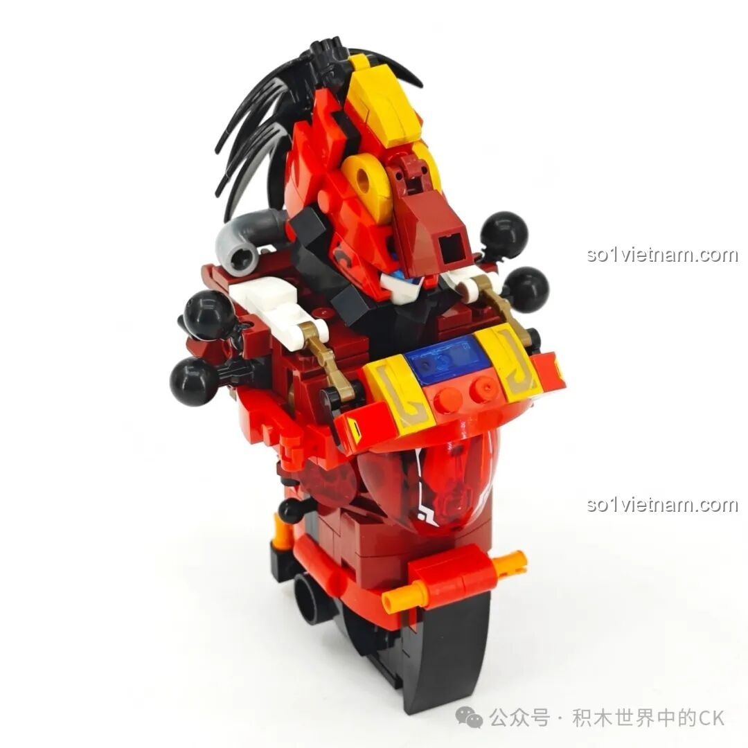 Góc nhìn bên hông của Người máy Trương Phi SEMBO 103397, phô diễn các chi tiết giáp và vũ khí.