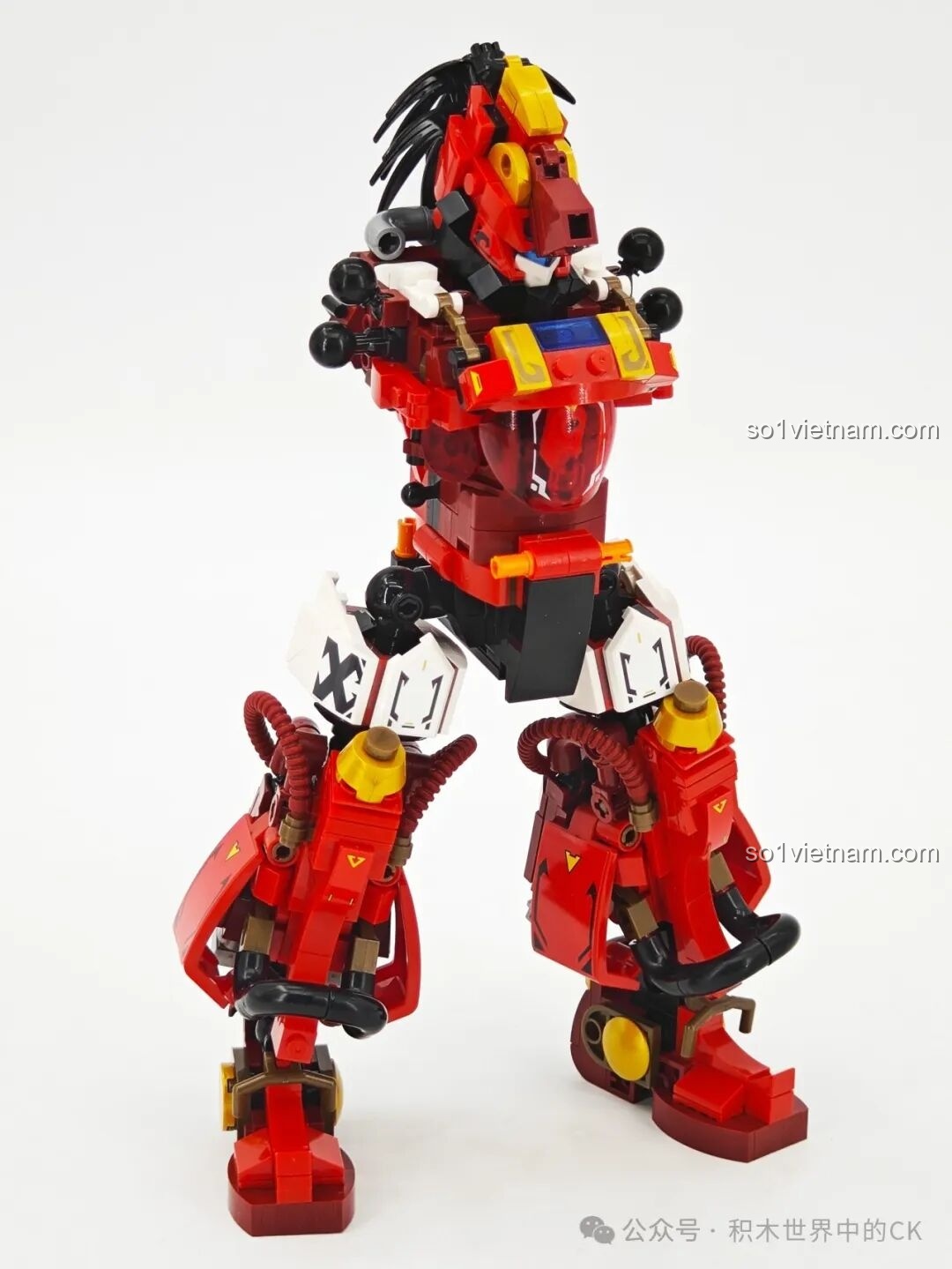 Góc nhìn từ phía sau của Người máy Trương Phi SEMBO 103397, cho thấy các chi tiết ống dẫn và giáp lưng.