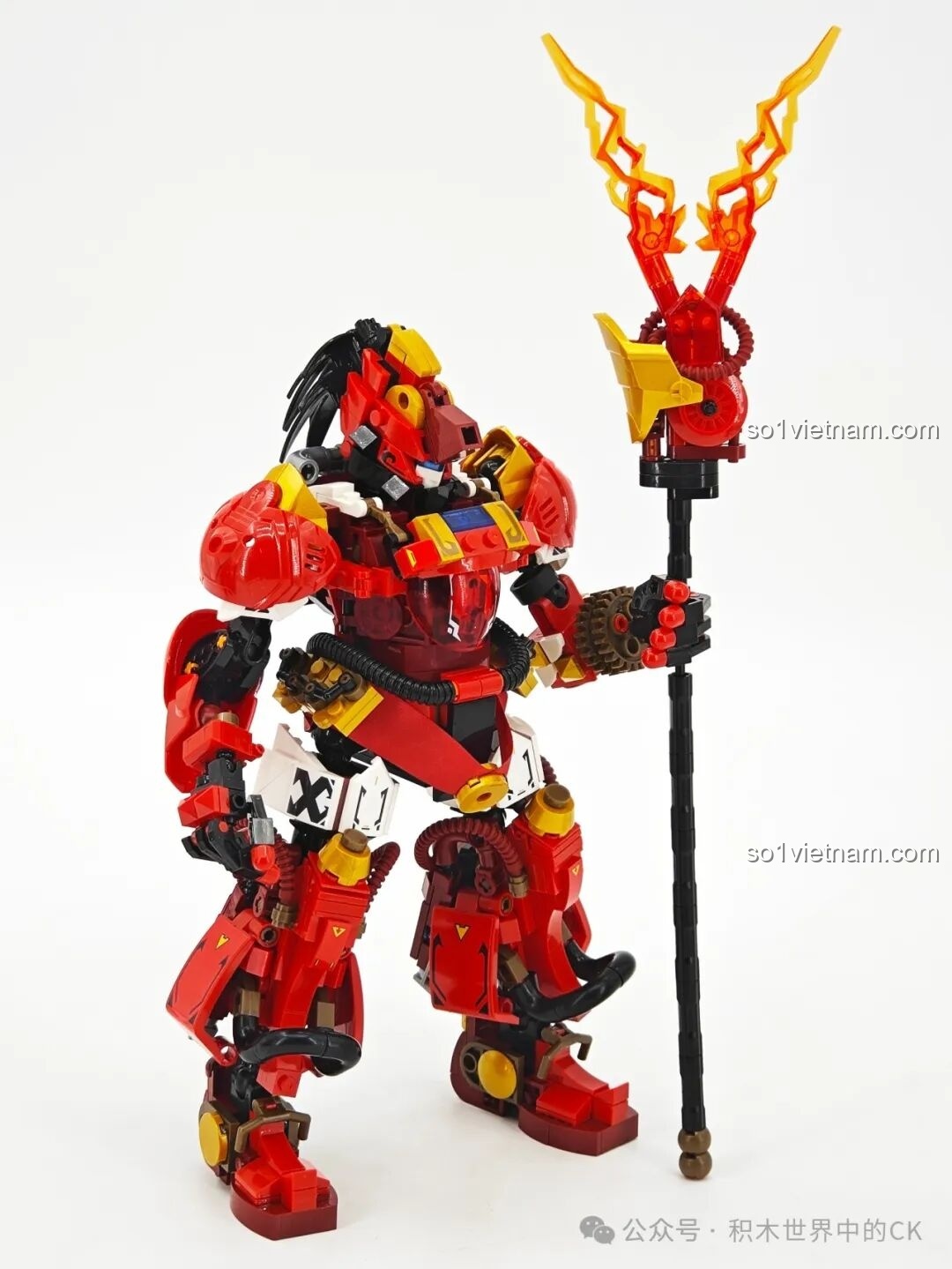 Người máy Trương Phi SEMBO 103397 với vũ khí giơ cao, tạo dáng đầy uy lực và khí thế.