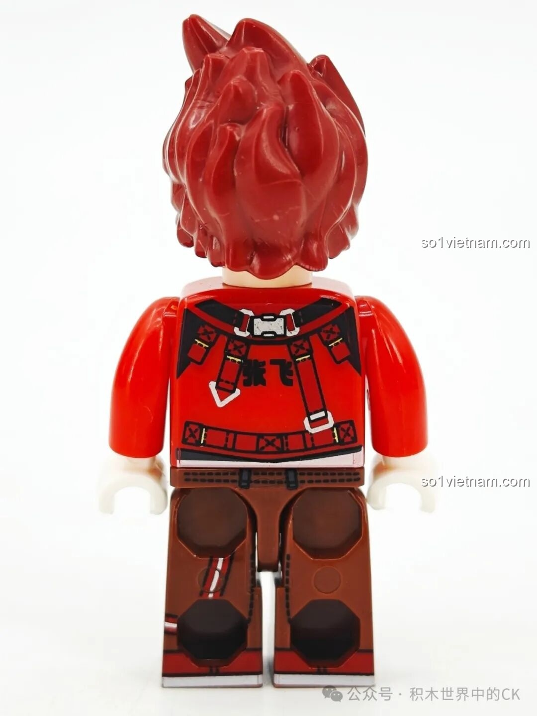 Người máy Trương Phi SEMBO 103397 với vũ khí đặt thấp, tạo dáng sẵn sàng tấn công.