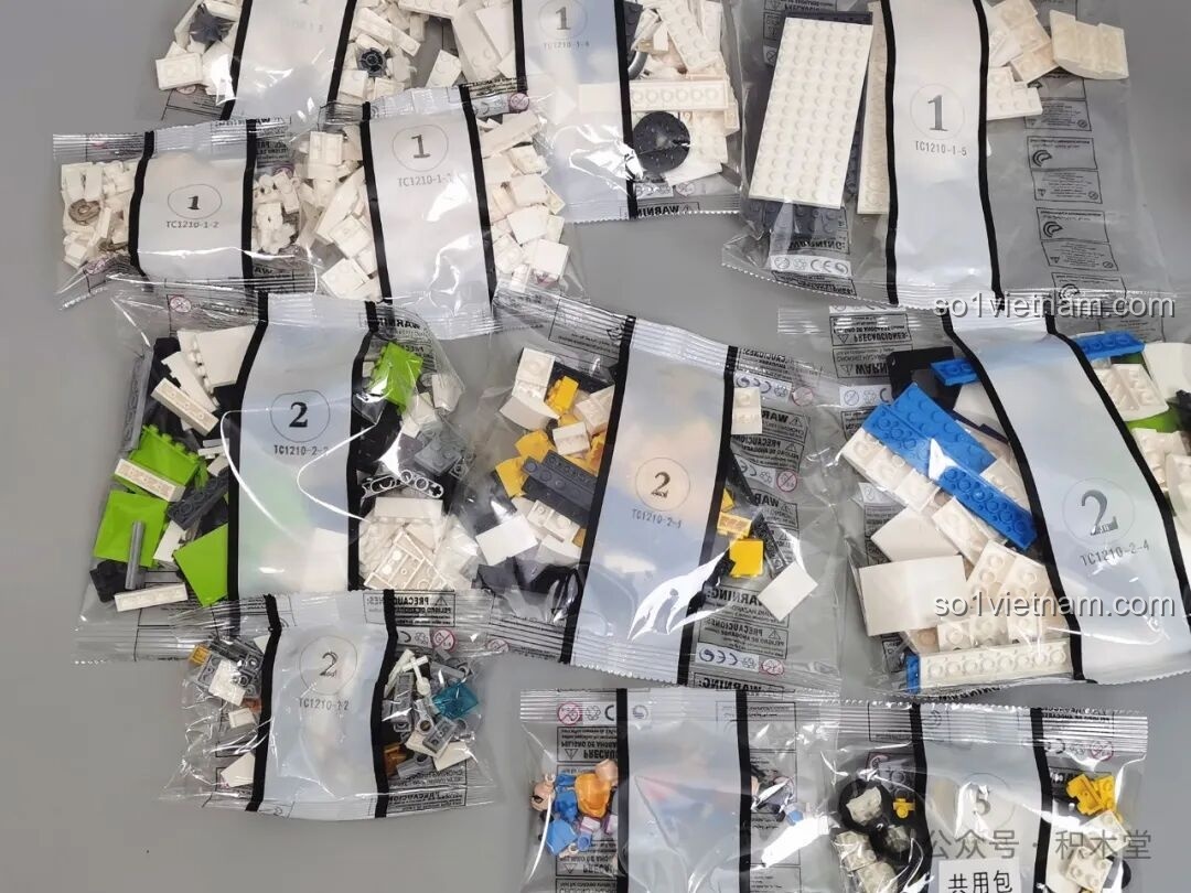 Các túi mảnh ghép được đánh số cẩn thận của bộ lắp ghép Máy bay chở khách C919 TOP TOY TC1210, giúp việc phân loại và lắp ráp dễ dàng hơn cho bé.