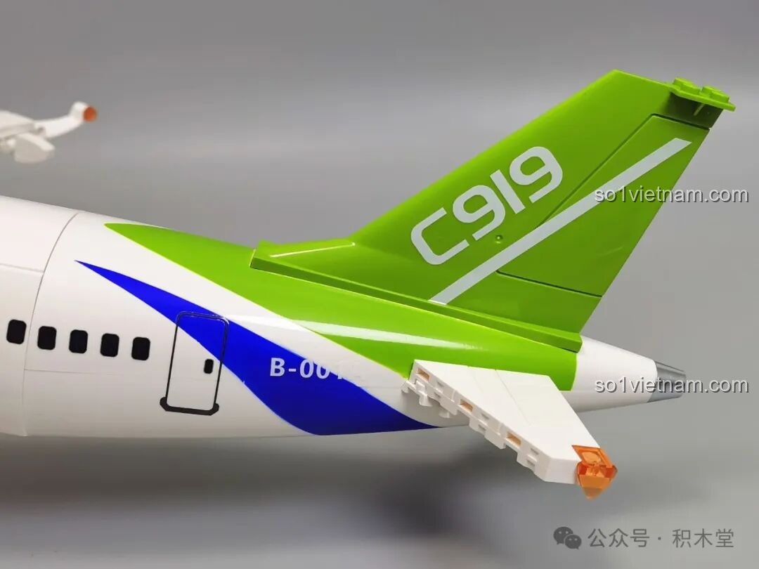 Chi tiết bánh xe và động cơ máy bay, cho phép mô hình di chuyển mượt mà trên mặt đất, tăng tính tương tác cho đồ chơi mô hình Máy bay chở khách C919 TOP TOY TC1210.