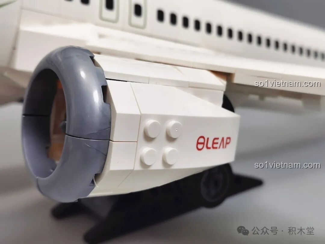 Cận cảnh đầu cánh máy bay với đèn tín hiệu màu cam, tăng thêm tính chân thực cho đồ chơi mô hình Máy bay chở khách C919 TOP TOY TC1210.