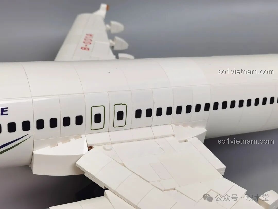 Chi tiết động cơ máy bay với logo