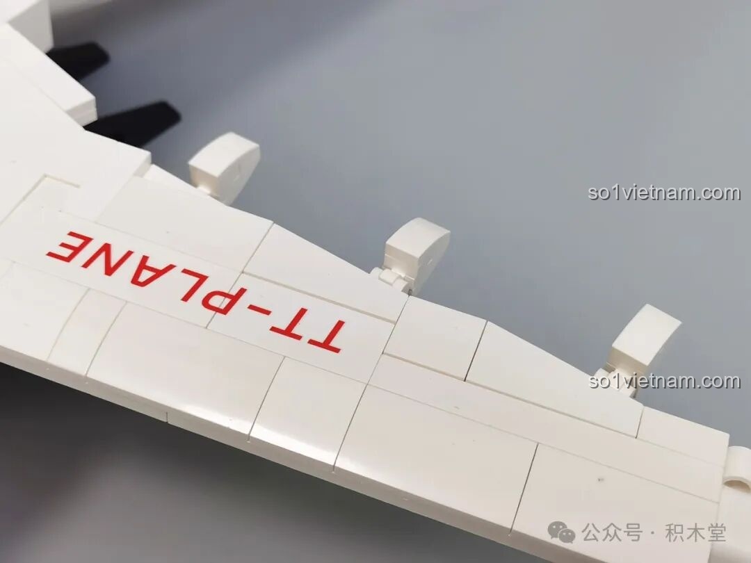 Phần đuôi máy bay C919 với thiết kế khí động học và màu sắc nổi bật, tạo điểm nhấn cho đồ chơi mô hình Máy bay chở khách C919 TOP TOY TC1210.