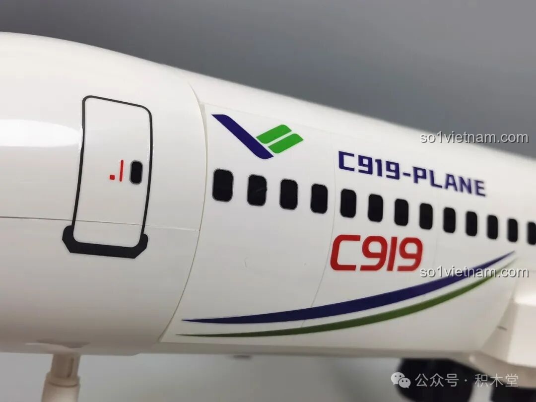 Cận cảnh phần đuôi máy bay C919 với màu xanh lá đặc trưng và logo, tăng tính nhận diện cho đồ chơi mô hình Máy bay chở khách C919 TOP TOY TC1210.