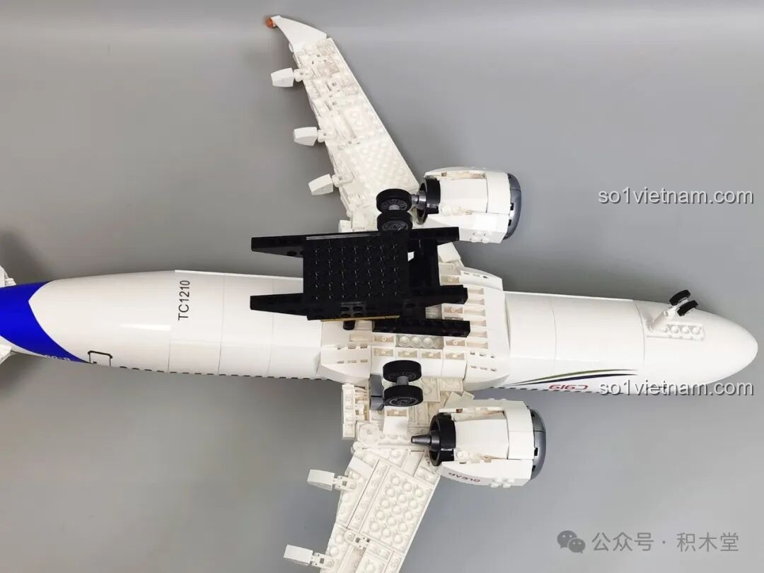 Chi tiết logo và tên máy bay C919 trên thân, được dán bằng decal UV chuyển nhiệt chất lượng cao của đồ chơi mô hình Máy bay chở khách C919 TOP TOY TC1210.