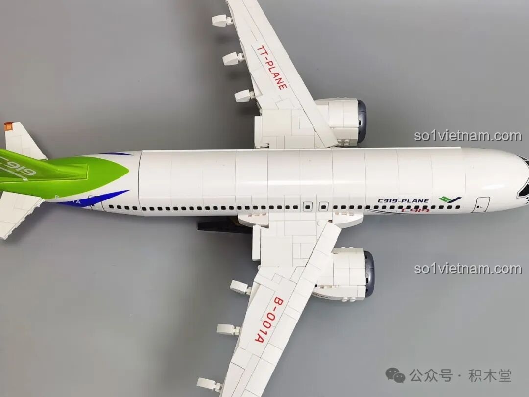 Cận cảnh phần mũi máy bay C919 với các cửa sổ buồng lái được in sắc nét, tăng tính chân thực cho đồ chơi mô hình Máy bay chở khách C919 TOP TOY TC1210.