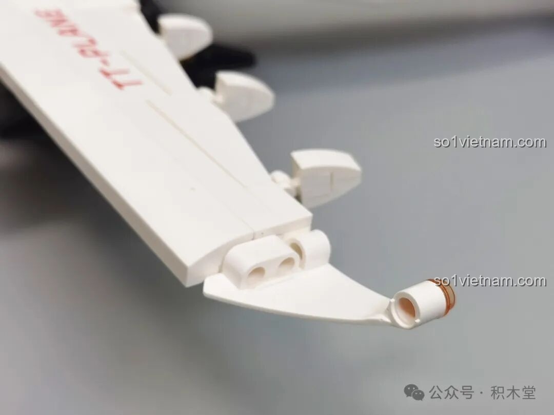 Góc nhìn cận cảnh phần mũi và thân máy bay, cho thấy sự liền mạch và tinh tế trong thiết kế của đồ chơi mô hình Máy bay chở khách C919 TOP TOY TC1210.