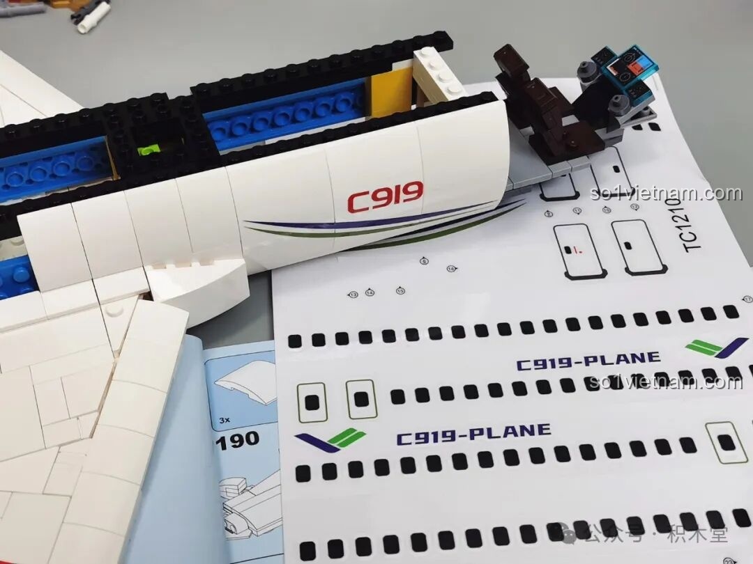 Việc dán decal C919-PLANE qua nhiều mảnh ghép đòi hỏi sự khéo léo và cẩn thận khi lắp ráp đồ chơi mô hình Máy bay chở khách C919 TOP TOY TC1210.