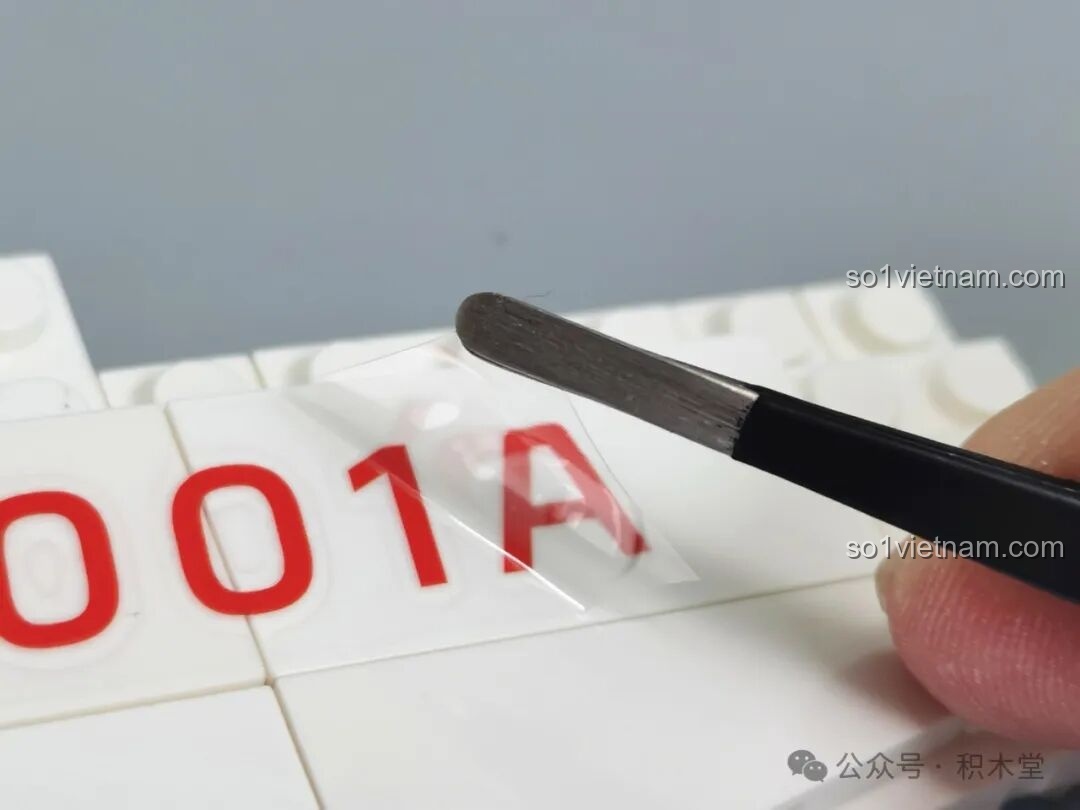 Cận cảnh decal UV chuyển nhiệt của bộ lắp ghép Máy bay chở khách C919 TOP TOY TC1210, đẹp nhưng cần cẩn thận khi dán để tránh hỏng.