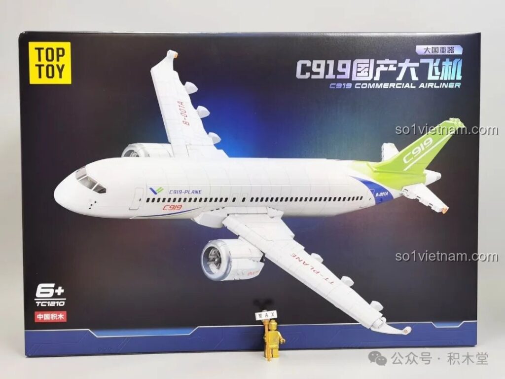 Hộp sản phẩm TOP TOY TC1210 Máy bay chở khách C919 với hình ảnh mô hình hoàn chỉnh và logo TOP TOY rõ nét, thu hút sự chú ý của bé trai 6 tuổi.