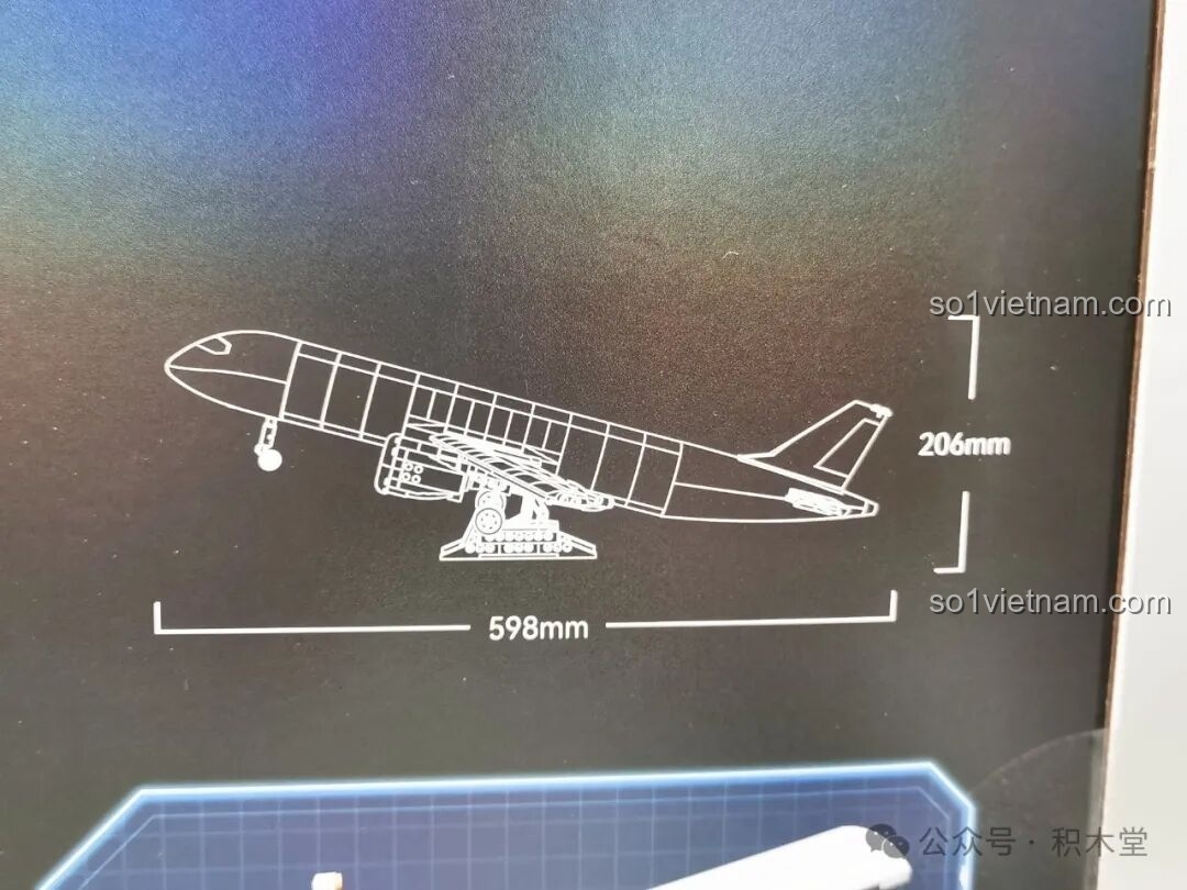Hình ảnh minh họa kích thước chi tiết của mô hình máy bay dân dụng C919 TC1210, cho thấy sự hoành tráng khi trưng bày trong phòng bé trai.