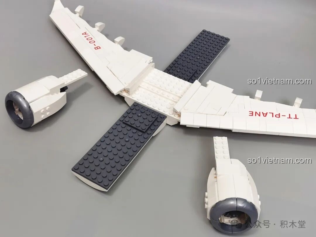 Quá trình lắp ráp phần thân và cánh máy bay, cho thấy sự phức tạp nhưng cũng rất thú vị của bộ lắp ghép Máy bay chở khách C919 TOP TOY TC1210.