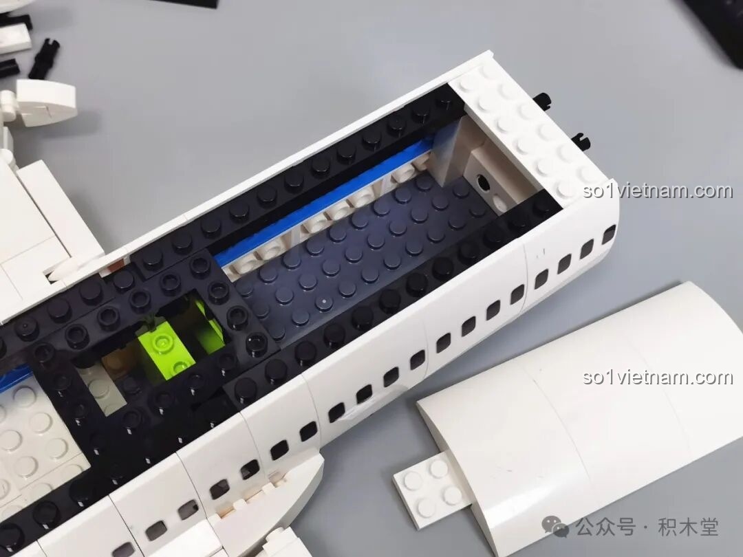 Phần đuôi máy bay được lắp ghép khá chắc chắn và chi tiết, góp phần tạo nên độ chân thực của đồ chơi mô hình Máy bay chở khách C919 TOP TOY TC1210.