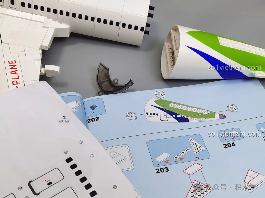 Mẹo nhỏ: nên dán decal cửa sổ ở bước 202 sau khi hoàn thành toàn bộ máy bay để đảm bảo chúng thẳng hàng và đẹp nhất cho đồ chơi mô hình Máy bay chở khách C919 TOP TOY TC1210.