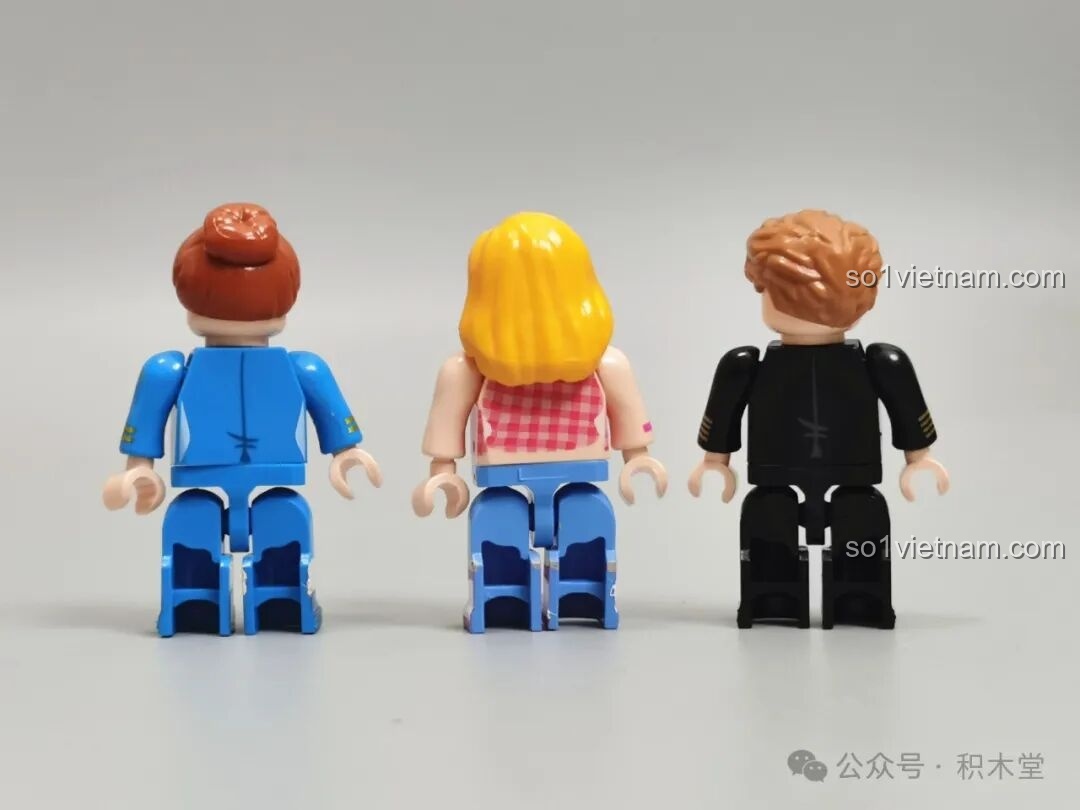 Mặt sau của ba minifigures trong bộ lắp ghép Máy bay chở khách C919 TOP TOY TC1210, cho thấy chi tiết trang phục và kiểu tóc.