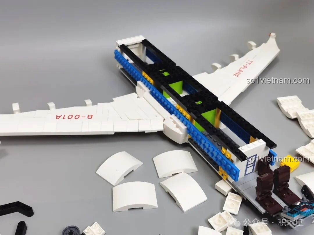 Phần thân máy bay không có nội thất chi tiết, chỉ có buồng lái phía trước của đồ chơi mô hình Máy bay chở khách C919 TOP TOY TC1210.