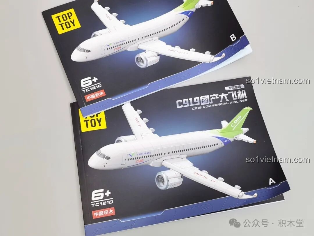 Hai cuốn sách hướng dẫn lắp ráp chi tiết của bộ lắp ghép Máy bay chở khách C919 TOP TOY TC1210, giúp bé dễ dàng theo dõi các bước.
