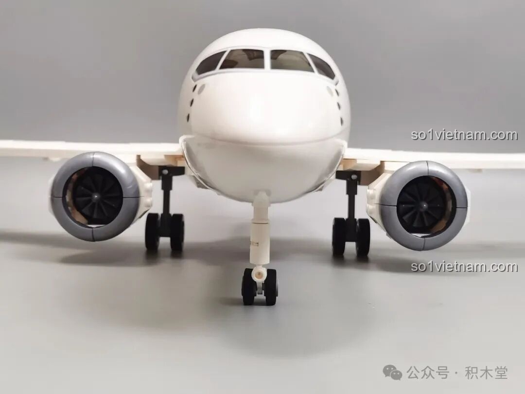 Mô hình TOP TOY C919 TC1210 so sánh với một mô hình máy bay hợp kim nhỏ hơn, cho thấy sự khác biệt về kích thước và chi tiết, làm nổi bật đồ chơi mô hình Máy bay chở khách C919 TOP TOY.