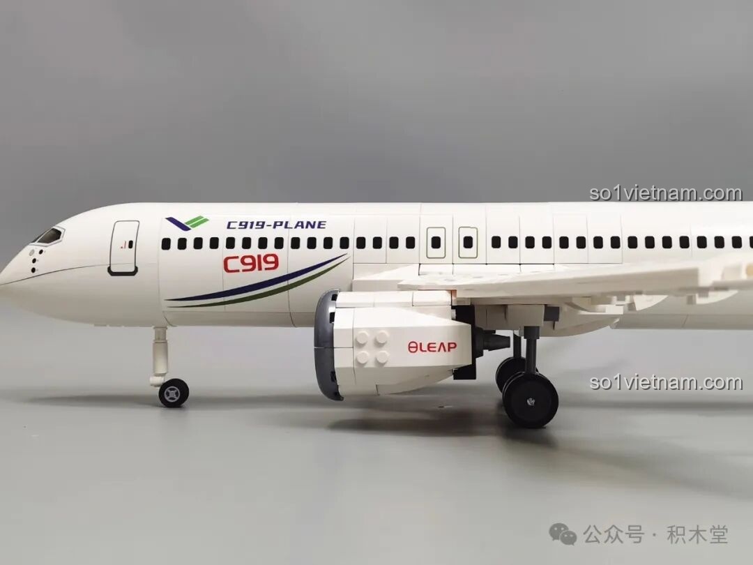 Hai mô hình máy bay đặt cạnh nhau, thể hiện sự đa dạng trong bộ sưu tập và khả năng kết hợp của đồ chơi mô hình Máy bay chở khách C919 TOP TOY TC1210.