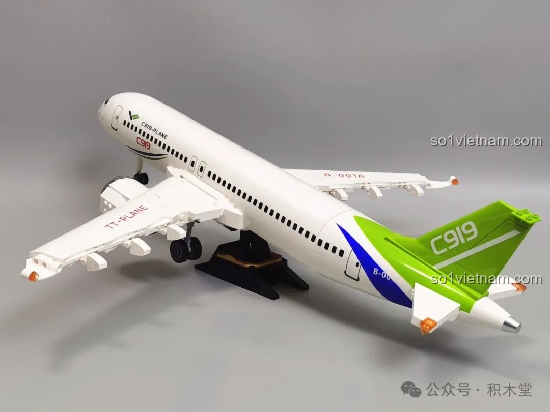 Mô hình máy bay C919 nhìn từ phía sau, nổi bật với phần đuôi màu xanh lá đặc trưng và các chi tiết đèn tín hiệu của đồ chơi mô hình Máy bay chở khách C919 TOP TOY TC1210.