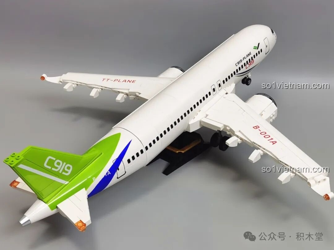 Mô hình máy bay C919 nhìn từ góc trên cao, cho thấy toàn bộ sải cánh và thân máy bay, cùng các chi tiết decal của đồ chơi mô hình Máy bay chở khách C919 TOP TOY TC1210.