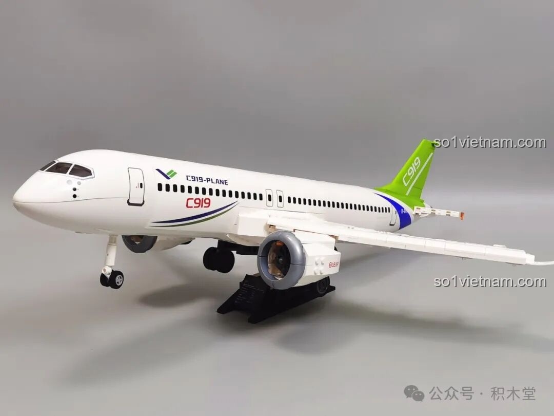 Mô hình máy bay C919 TOP TOY TC1210 được trưng bày trên chân đế, sẵn sàng cất cánh, tạo điểm nhấn ấn tượng cho không gian trưng bày.