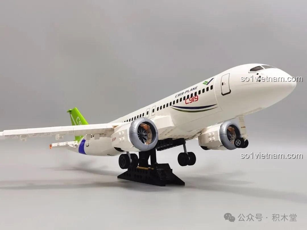 Góc nhìn từ dưới lên của mô hình máy bay C919, cho thấy chi tiết bánh xe và động cơ, cùng chân đế trưng bày của đồ chơi mô hình Máy bay chở khách C919 TOP TOY TC1210.